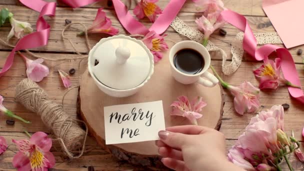 Mettez Une Carte Marry Près Café Des Fleurs Sur Une — Video