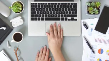 Tahta bir masanın üzerindeki kahveye şeker koy.