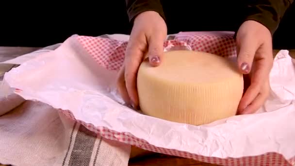 Mulheres Embrulhar Papel Com Uma Roda Queijo Caseiro Fresco Perto — Vídeo de Stock