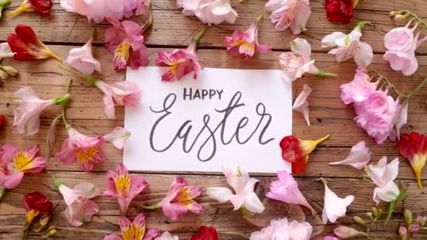 Карта Happy Easter Біля Квітів Дерев Яному Столі Вид Зверху — стокове відео