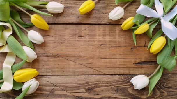 Legen Sie Eine Karte Auf Einen Holztisch Zwischen Tulpen Von — Stockvideo