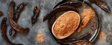 Kuru keçiboynuzu kapsülleri ve toz üst görünümü