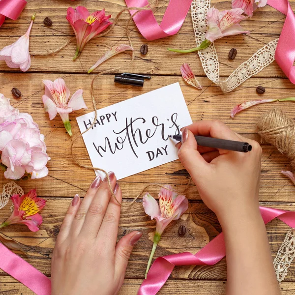 Manos Escribiendo Feliz Tarjeta Del Día Madre Una Mesa Madera —  Fotos de Stock