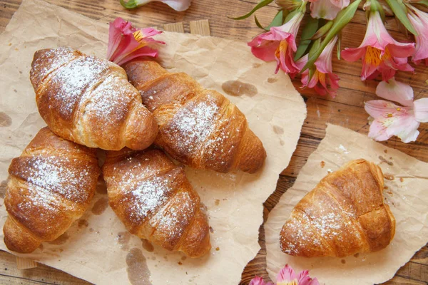 Croissants Croûtés Frais Français Sur Une Table Bois — Photo