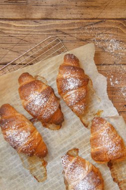 Ahşap masa manzaralı Fransız taze kruvasanı.