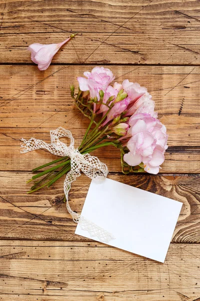 Blank Card Wooden Table Pink Flowers Close — Stock Photo, Image