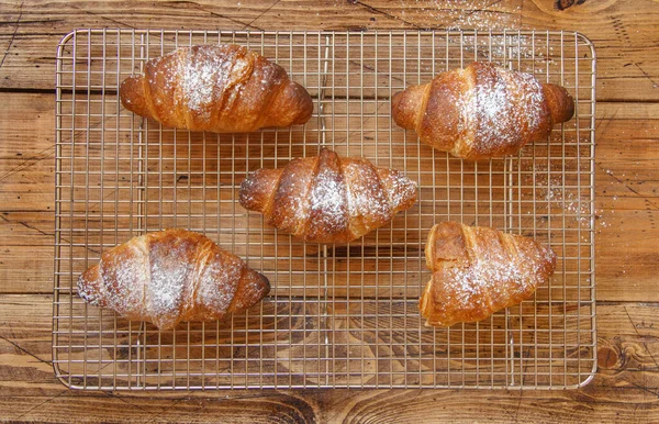 Croissants Crostas Frescos Franceses Uma Vista Superior Mesa Madeira — Fotografia de Stock