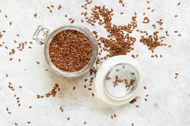 Kavanozda çiğ keten tohumu, kaşık görünümlü.