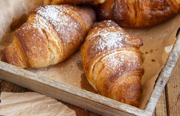 Franse Verse Krokante Croissants Een Houten Dienblad Close — Stockfoto