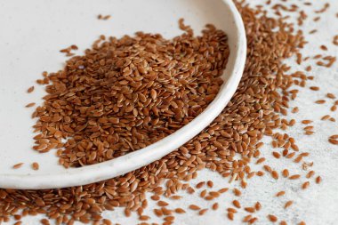 Seramik tabakta çiğ keten tohumu yakın çekim