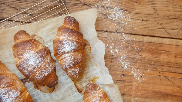 Croissants Crostas Frescos Franceses Uma Vista Superior Mesa Madeira — Fotografia de Stock