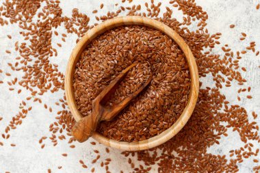 Tahta bir kasede çiğ keten tohumu.