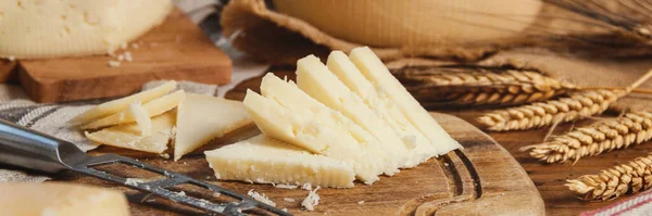 Kousky Čerstvého Domácího Sýra Dřevěné Desce Nožem Zblízka — Stock fotografie