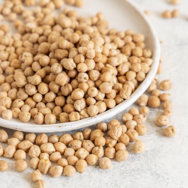 Beyaz masada çiğ nohut tabağı. Yakın plan.