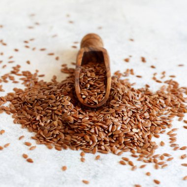 Tahta kepçe içinde çiğ keten tohumu yakın çekim