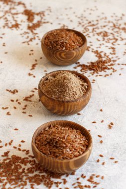 Tahta kaselerde çiğ keten tohumu ve un yakın mesafede.