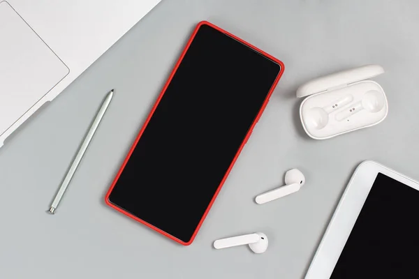 Teléfono Móvil Rojo Auriculares Tableta Cerca Computadora Portátil Fondo Blanco — Foto de Stock