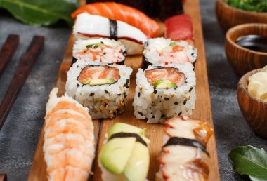 Suşi, nigiri ve suşiyi ahşap tepsiye koy.