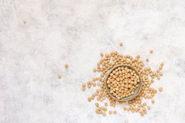 Beyaz masa manzaralı çiğ nohut kasesi.