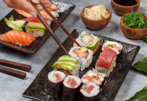 Primer Plano Del Rollo Mano Con Palillos Plato Barra Sushi —  Fotos de Stock