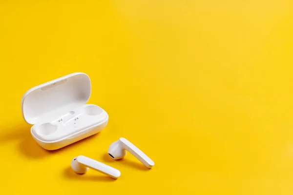 Auriculares Inalámbricos Blancos Con Estuche Sobre Fondo Amarillo Cerca — Foto de Stock