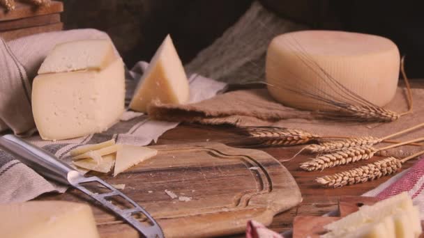 Les Mains Des Femmes Mettent Des Morceaux Fromage Frais Fait — Video