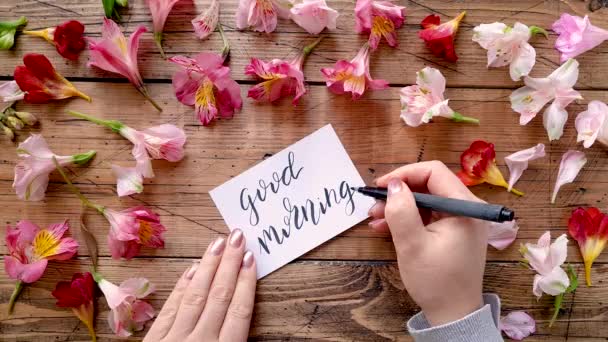 Skrivning Godt Morning Kort Nær Blomster Top Visning – Stock-video