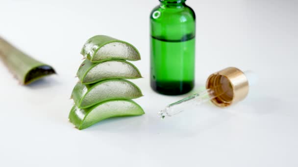 Una Piccola Bottiglia Verde Con Contagocce Vicino Alle Foglie Aloe — Video Stock