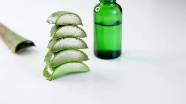 Una Piccola Bottiglia Verde Vicino Alle Foglie Aloe Vera — Video Stock