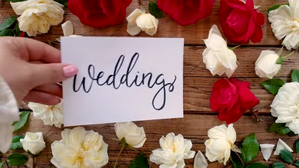 Leg Wedding Kaart Een Houten Tafelblad — Stockvideo