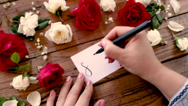 Pisanie Laty Kartce Przy Kwiatach Zbliżenie — Wideo stockowe
