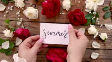 YAZ kartı olan eller 