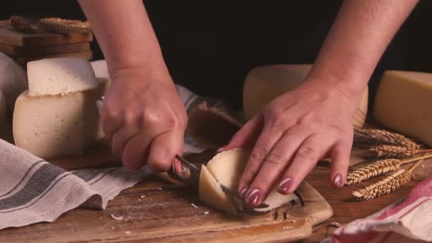 Γυναίκες Κόβουν Φρέσκο Σπιτικό Τυρί Μια Ξύλινη Σανίδα Ένα Μαχαίρι — Αρχείο Βίντεο