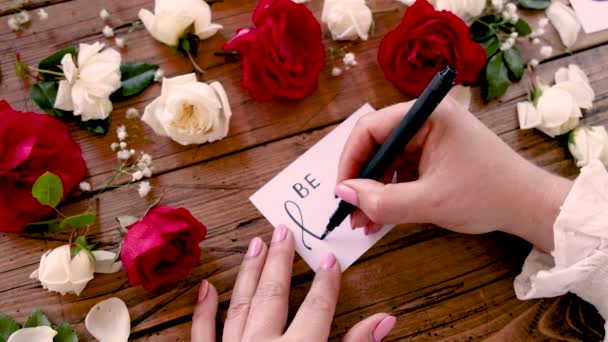 Pisanie Happy Kartce Przy Kwiatach Zbliżenie — Wideo stockowe