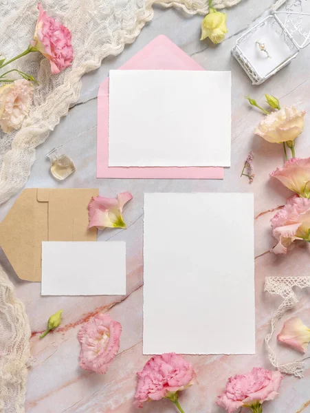 Esküvői Papír Készlet Borítékkal Feküdt Egy Márvány Asztal Díszített Virágok — Stock Fotó