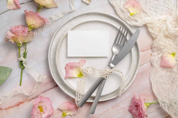 Κάρτα Γάμου Ξαπλωμένη Κεραμικό Πιάτο Μαρμάρινο Τραπέζι Διακοσμημένο Λουλούδια Και — Φωτογραφία Αρχείου