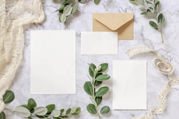 Papelaria Casamento Conjunto Com Envelope Que Coloca Uma Mesa Mármore — Fotografia de Stock