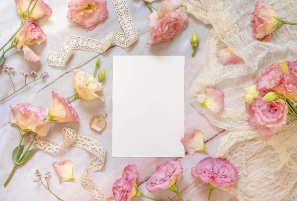Flores Cor Rosa Cartão Felicitações Branco Colocado Uma Mesa Mármore — Fotografia de Stock