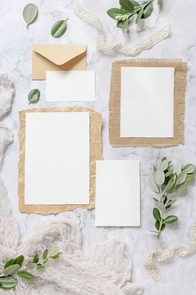 Bröllopspapper Set Med Kuvert Som Ligger Ett Marmorbord Dekorerat Med — Stockfoto