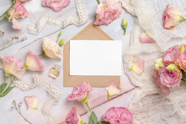Flores Cor Rosa Cartão Felicitações Branco Com Envelope Colocado Uma — Fotografia de Stock