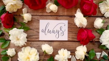 Her zaman ahşap bir masanın üstündeki kart yakınlaştır