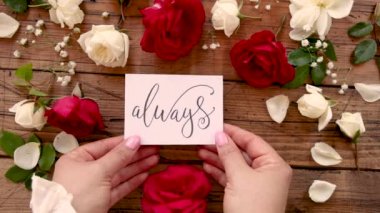 Eller kameraya her zaman bir kart yaklaştırır. 