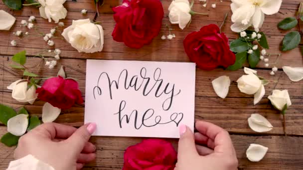 Manos Con Tarjeta Marry Entre Rosas — Vídeos de Stock
