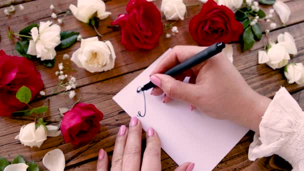 Escribir Hello Una Tarjeta Cerca Las Flores Cerca — Vídeos de Stock