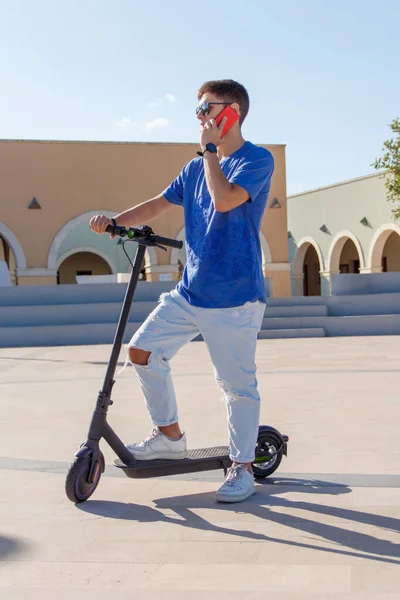 Joven Hombre Caucásico Camiseta Azul Queda Cerca Scooter Eléctrico Calle — Foto de Stock