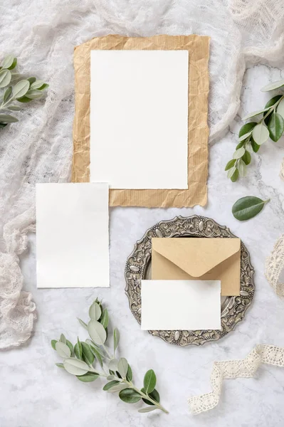Bröllopspapper Set Med Kuvert Som Ligger Ett Marmorbord Dekorerat Med — Stockfoto