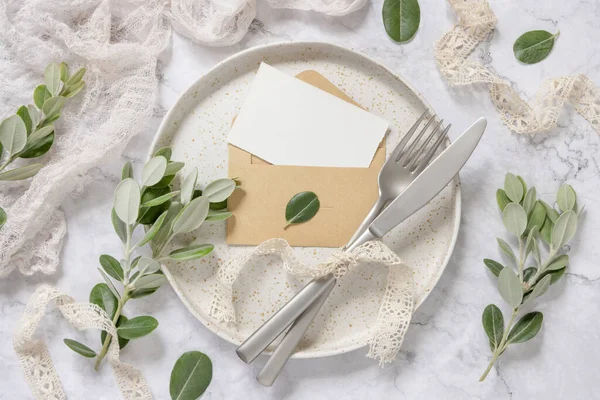 Tarjeta Papel Blanco Sobres Colocados Plato Blanco Con Tenedor Cuchillo —  Fotos de Stock