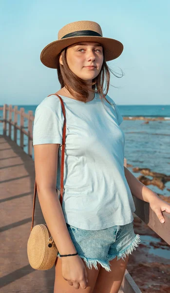 Tonårstjej Stående Trägång Vid Havet Vid Solnedgången Klädd Ljusblå Shirt — Stockfoto