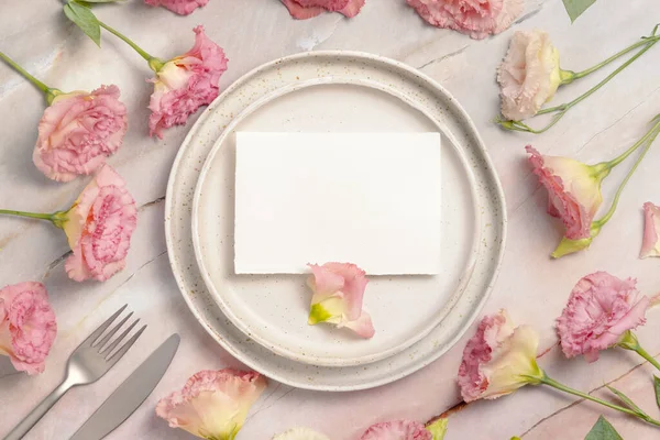 Blank Paper Card Beige Plate Marble Table Pink Flowers Top — Stock Photo, Image