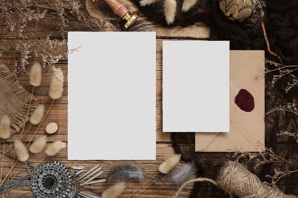 Ensemble Papeterie Mariage Avec Enveloppe Posée Sur Une Table Bois — Photo